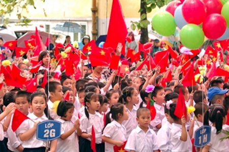 Học sinh hân hoan trong ngày khai giảng
